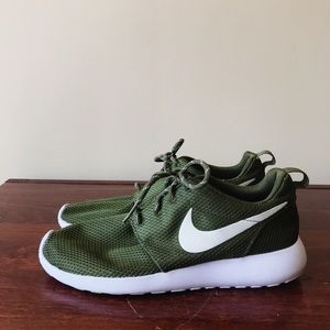 Olive Nike Roshes Size: 7 Like New